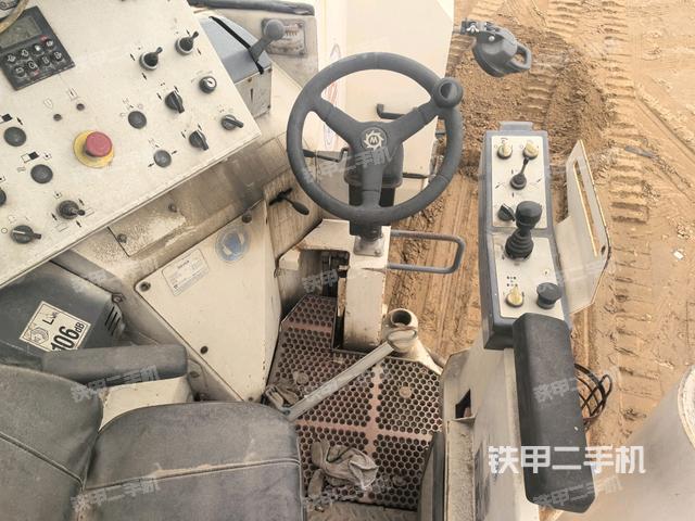 駕駛室正側(cè)（駕駛室/操作室）