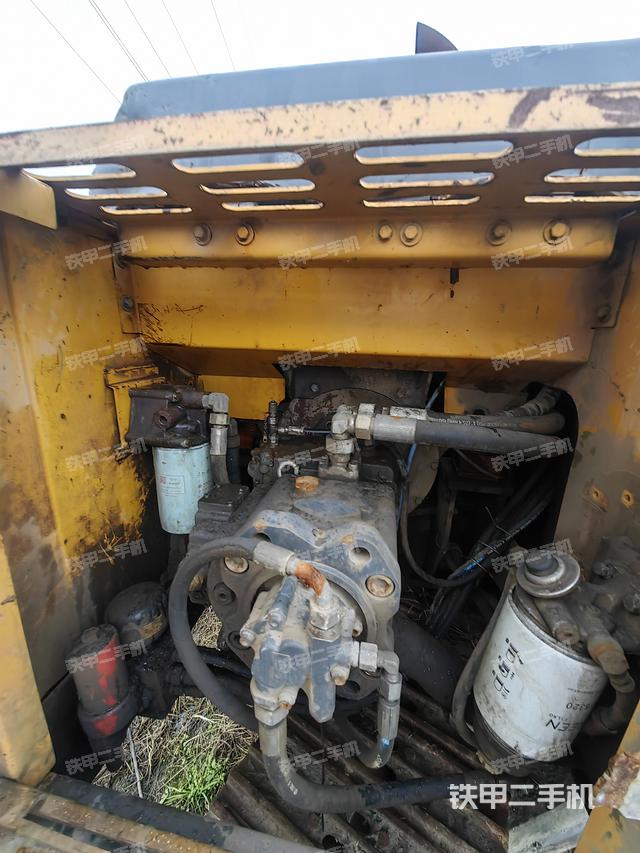 液压泵舱室正面整体（整机外观）