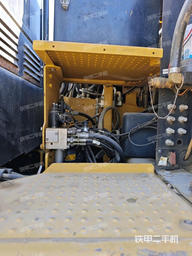 回轉(zhuǎn)馬達和主控閥(整機外觀) 回轉(zhuǎn)馬達和主控閥(整機外觀)