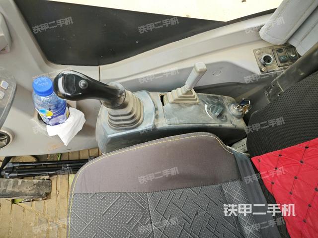 座椅右側(cè)控制臺(tái)/鑰匙門/油門/含右手柄(駕駛室部分) 座椅右側(cè)控制臺(tái)/鑰匙門/油門/含右手柄(駕駛室部分)