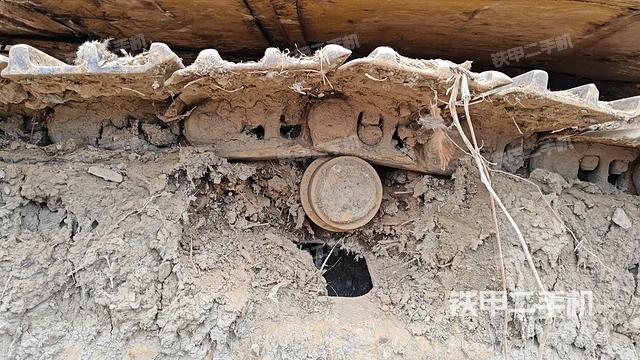 單側(cè)履帶整體(整機外觀) 單側(cè)履帶整體(整機外觀)