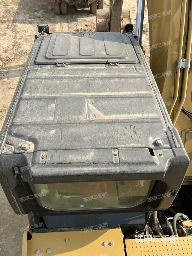 駕駛室頂部(整機(jī)外觀) 駕駛室頂部(整機(jī)外觀)