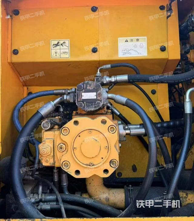 液压泵舱室正面整体（整机外观）