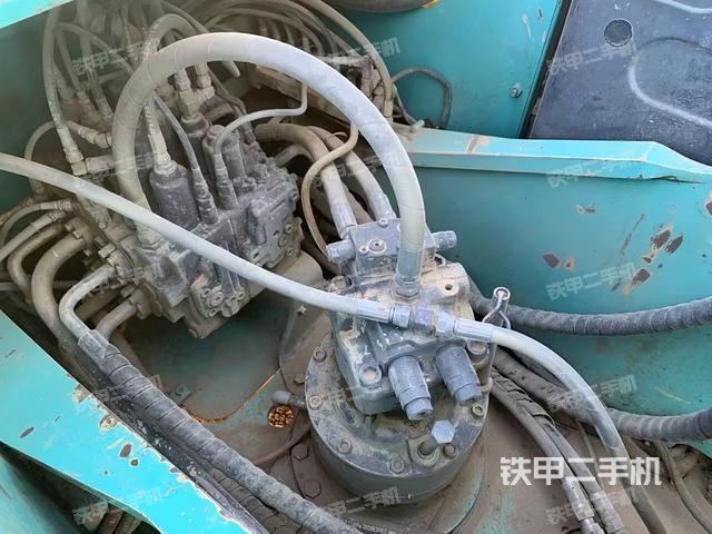 回轉(zhuǎn)馬達(dá)和主控閥(整機(jī)外觀) 回轉(zhuǎn)馬達(dá)和主控閥(整機(jī)外觀)