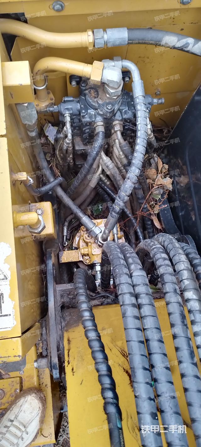 回转马达和主控阀（整机外观）