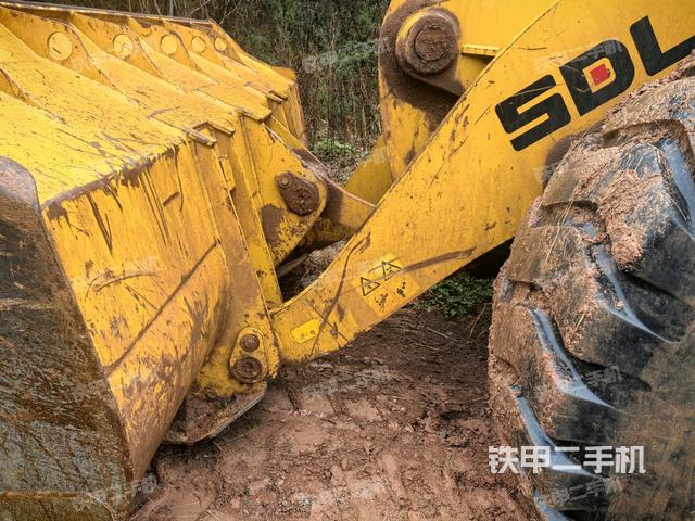 鏟斗油缸側面（工作裝置）