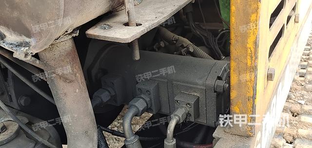 液压泵舱室正面整体（整机外观）