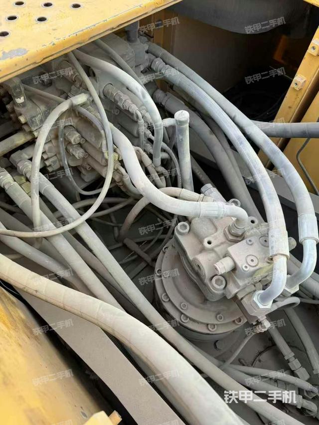 回轉(zhuǎn)馬達(dá)和主控閥（整機(jī)外觀）