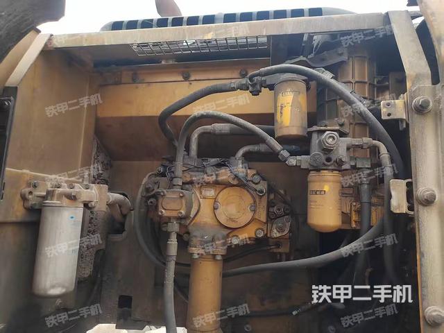 液压泵舱室正面整体（整机外观）