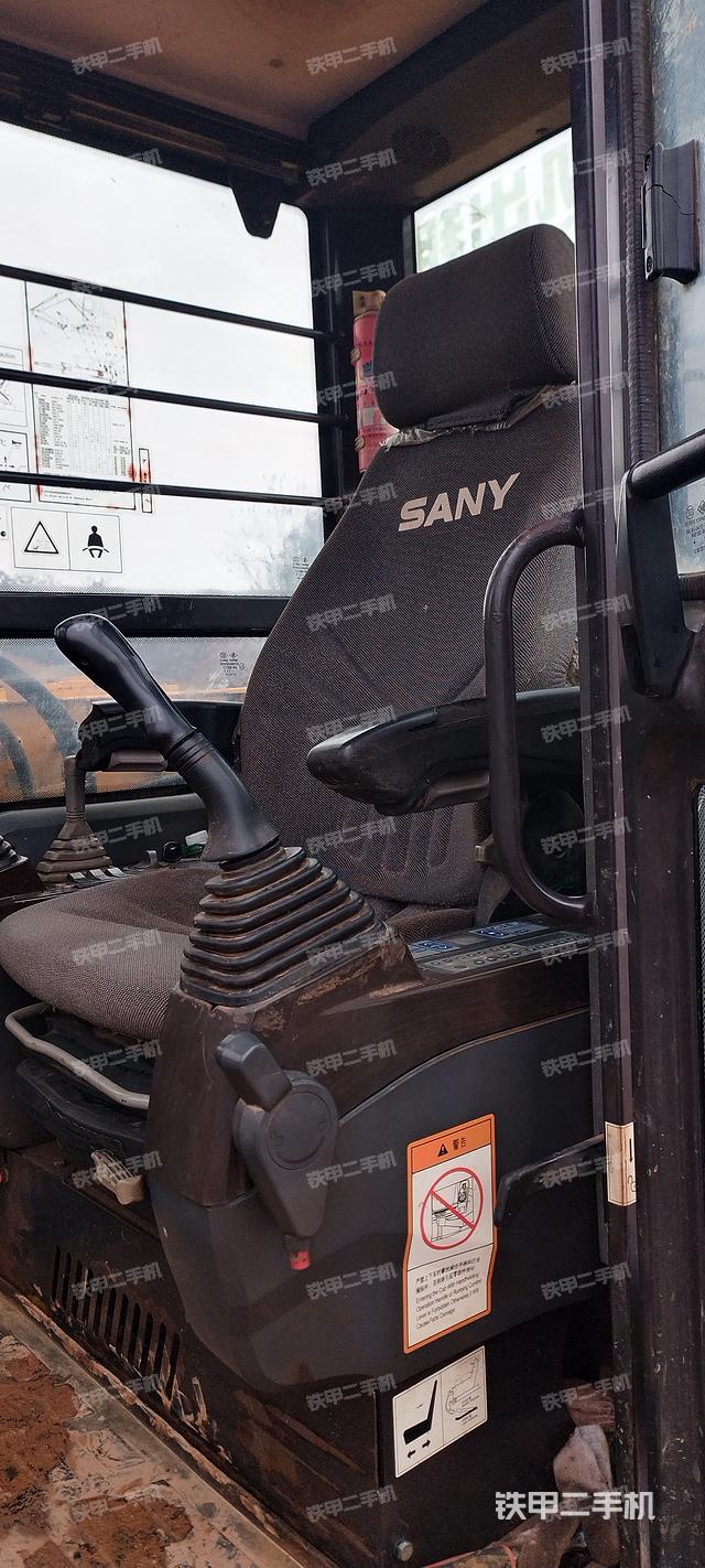 駕駛室整體（整機外觀）