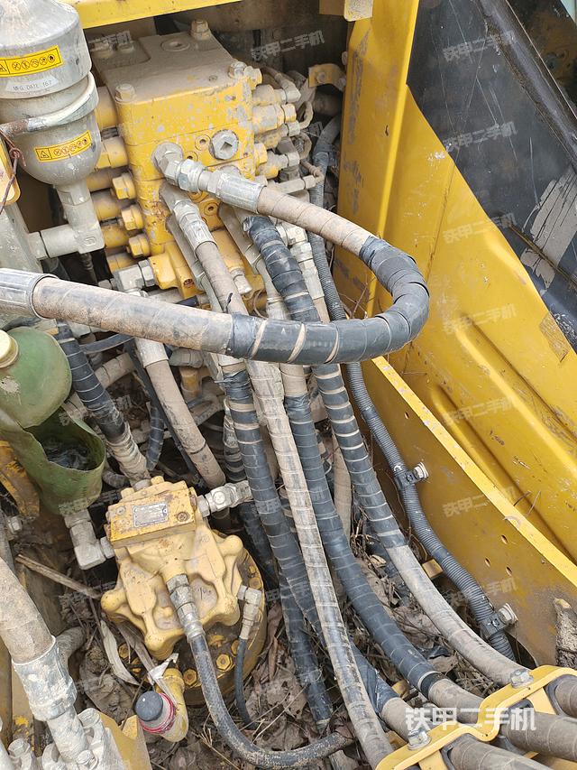 回转马达和主控阀（整机外观）