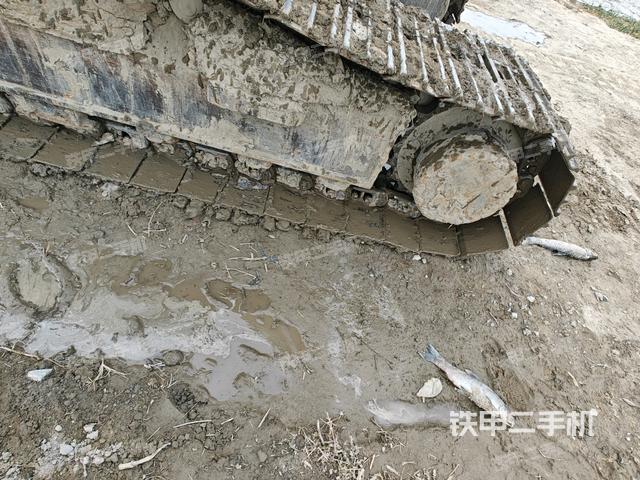 左驅(qū)動輪（行走機構(gòu)）