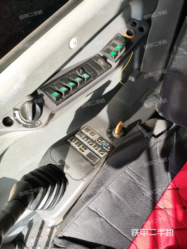 座椅右側(cè)控制臺(tái)/鑰匙門/油門/含右手柄（駕駛室部分）