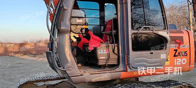 駕駛室整體(整機(jī)外觀) 駕駛室整體(整機(jī)外觀)