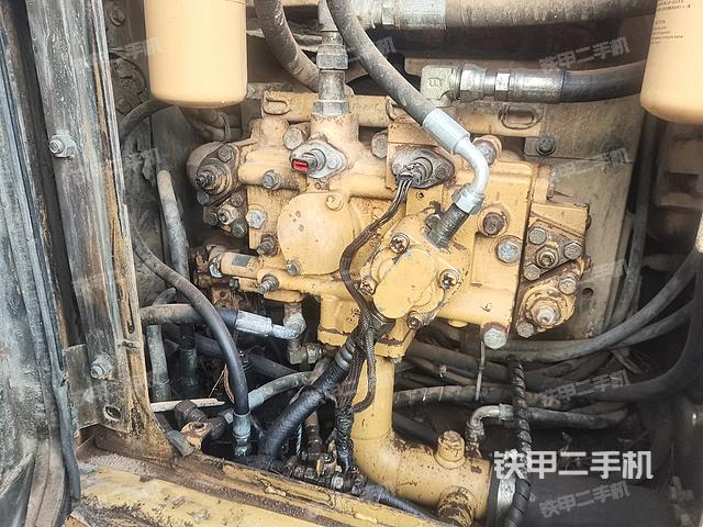 液压泵舱室正面整体（整机外观）