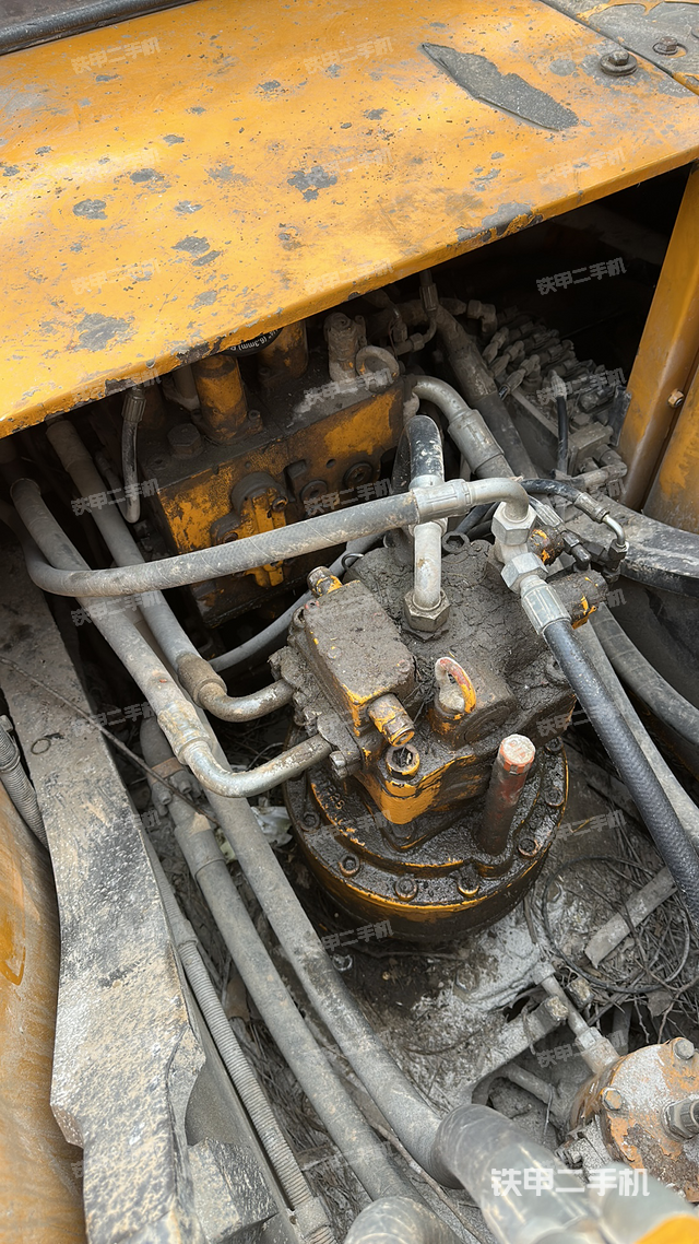 回轉(zhuǎn)馬達(dá)和主控閥（整機(jī)外觀）