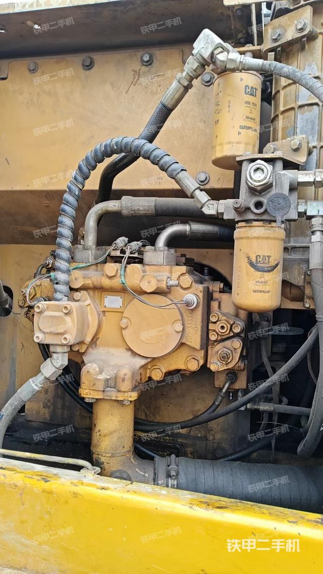 液壓泵艙室正面整體(整機外觀) 液壓泵艙室正面整體(整機外觀)