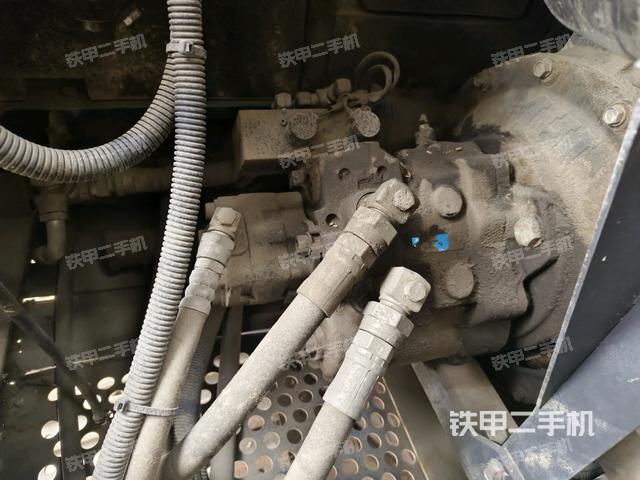 液壓泵艙室正面整體（整機外觀）