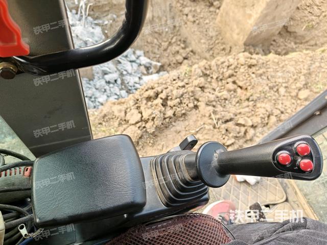 行走控制手柄和踏板?俯拍（駕駛室部分）