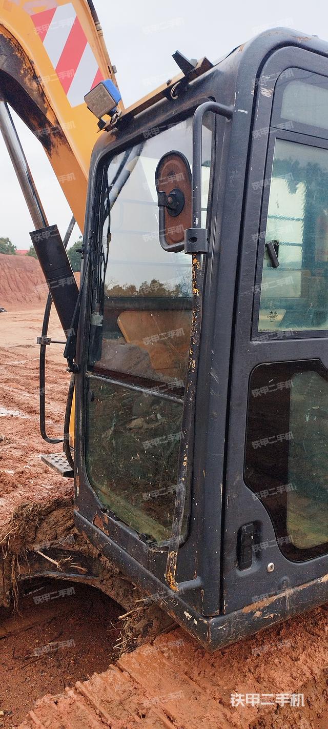 駕駛室頂部（整機外觀）