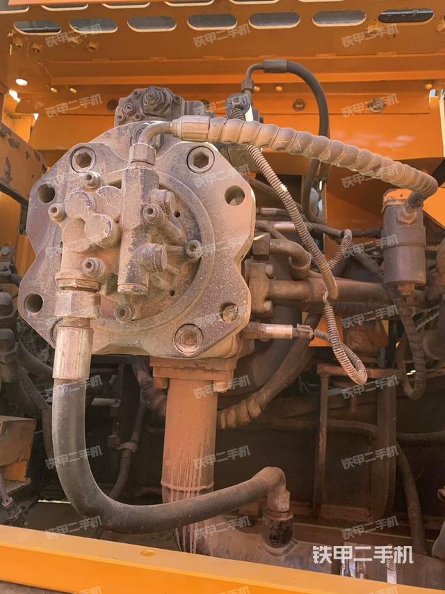 液壓泵艙室正面整體（整機外觀）