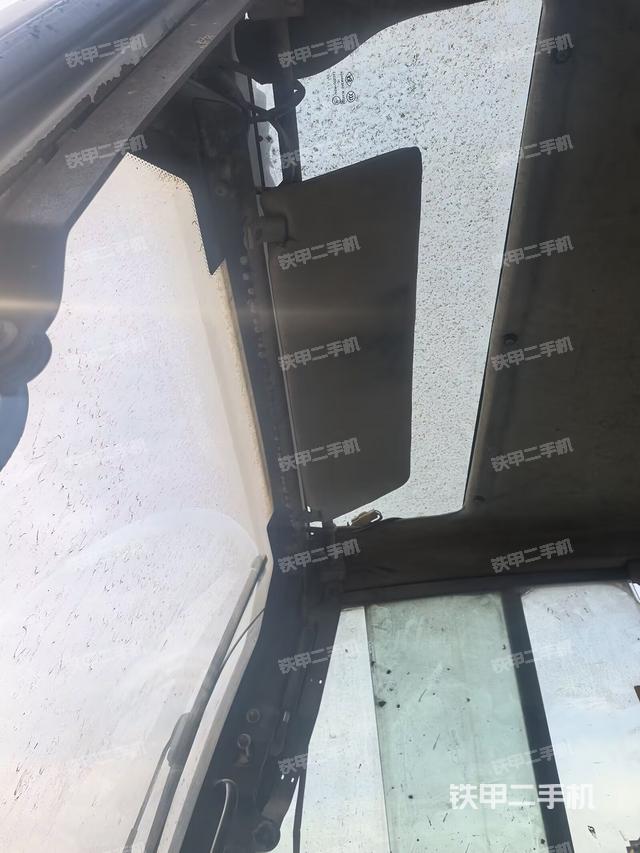 駕駛室頂部(整機(jī)外觀) 駕駛室頂部(整機(jī)外觀)