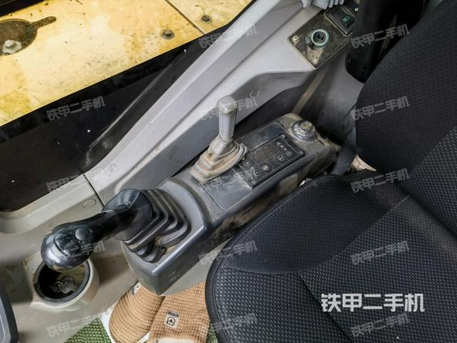 座椅右側(cè)控制臺/鑰匙門/油門/含右手柄(駕駛室部分) 座椅右側(cè)控制臺/鑰匙門/油門/含右手柄(駕駛室部分)