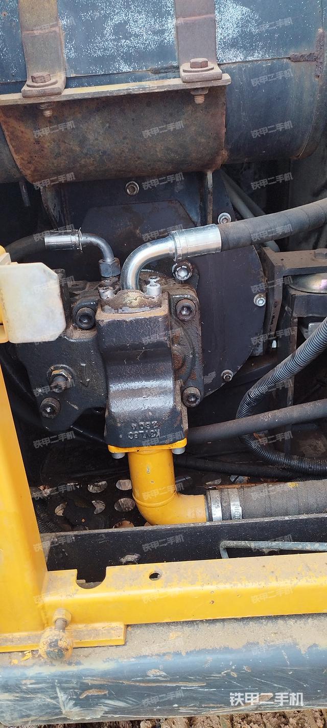 液壓泵艙室正面整體（整機外觀）