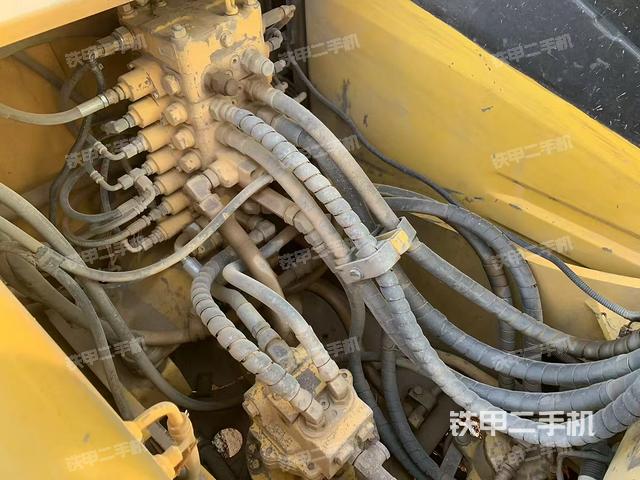 回轉(zhuǎn)馬達(dá)和主控閥（整機(jī)外觀）