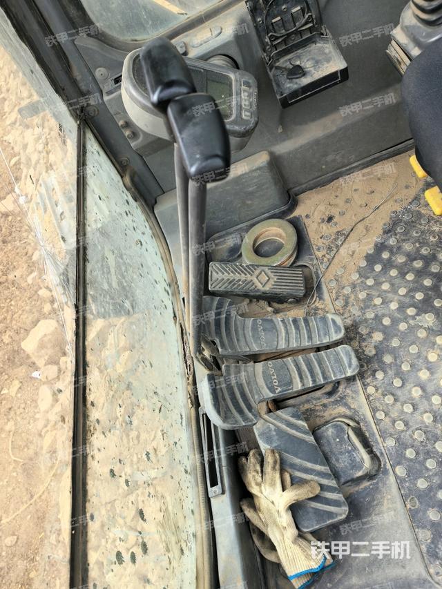 行走控制手柄和踏板?俯拍（駕駛室部分）