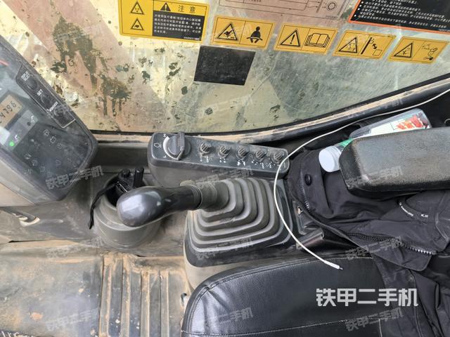 行走控制手柄和踏板?俯拍(駕駛室部分) 行走控制手柄和踏板?俯拍(駕駛室部分)