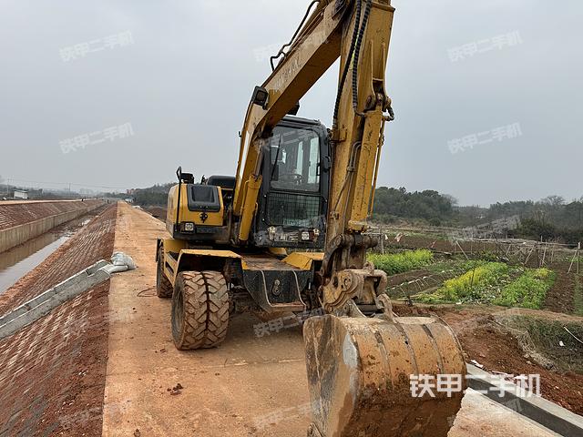 液压泵舱室正面整体（整机外观）