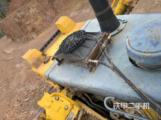 駕駛室內(nèi)部頂部(推土機(jī)駕駛室) 駕駛室內(nèi)部頂部(推土機(jī)駕駛室)
