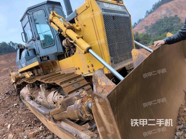 右前45°(推土機(jī)整車外觀) 右前45°(推土機(jī)整車外觀)
