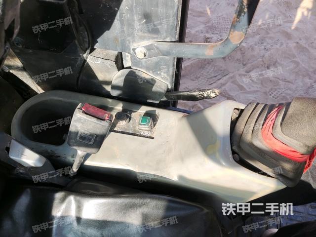 座椅左側(cè)控制臺/音響/含左手柄(駕駛室部分) 座椅左側(cè)控制臺/音響/含左手柄(駕駛室部分)