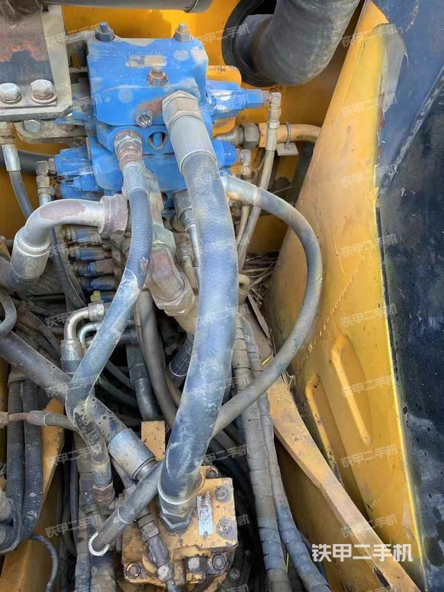 回轉(zhuǎn)馬達(dá)和主控閥（整機(jī)外觀）