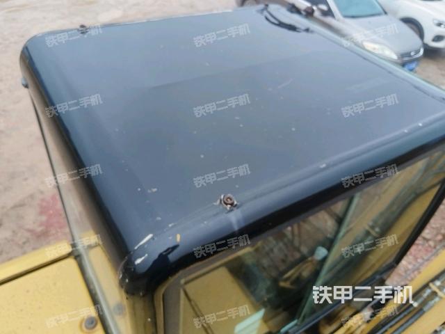 駕駛室頂部(整機(jī)外觀) 駕駛室頂部(整機(jī)外觀)