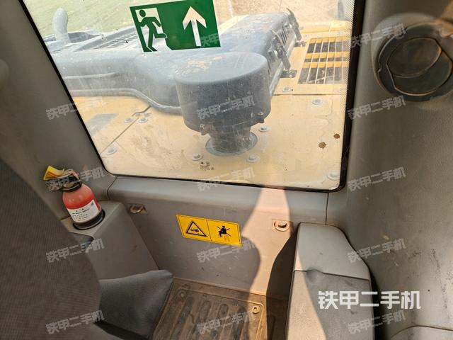 行走控制手柄和踏板?俯拍(駕駛室部分) 行走控制手柄和踏板?俯拍(駕駛室部分)