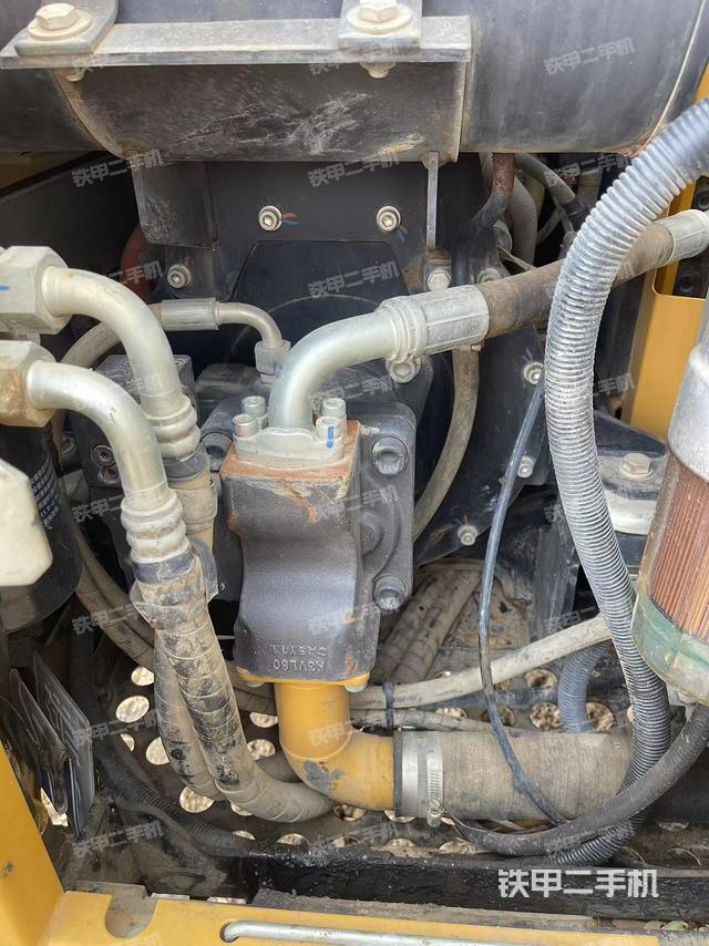 液压泵舱室正面整体（整机外观）