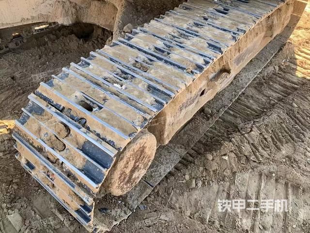 單側(cè)履帶整體(整機(jī)外觀) 單側(cè)履帶整體(整機(jī)外觀)