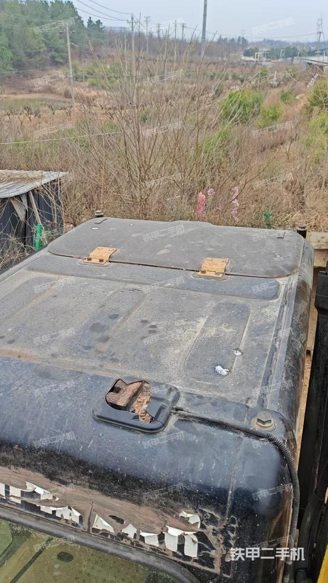 駕駛室頂部(整機外觀) 駕駛室頂部(整機外觀)