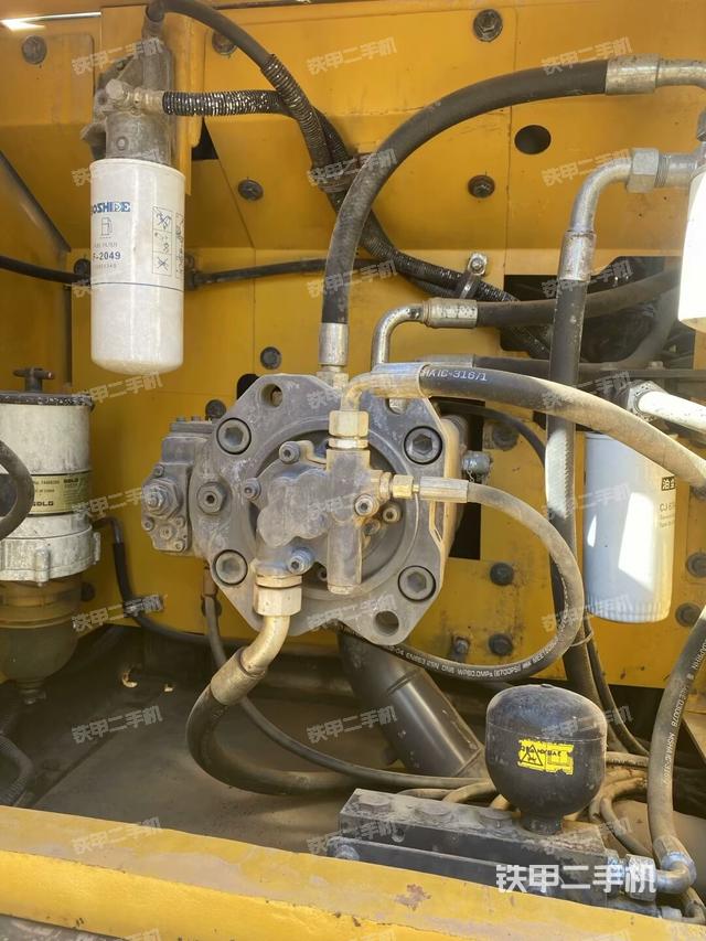 液壓泵艙室正面整體(整機外觀) 液壓泵艙室正面整體(整機外觀)