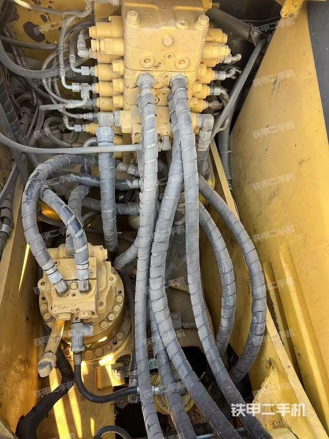 回轉(zhuǎn)馬達(dá)和主控閥(整機外觀) 回轉(zhuǎn)馬達(dá)和主控閥(整機外觀)