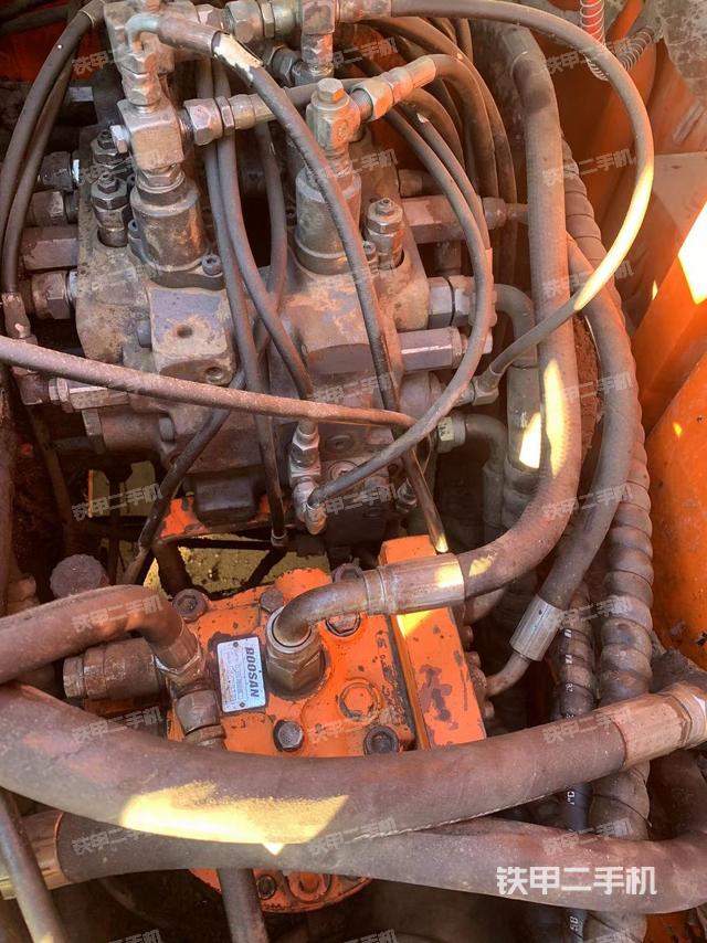 回轉(zhuǎn)馬達(dá)和主控閥（整機(jī)外觀）