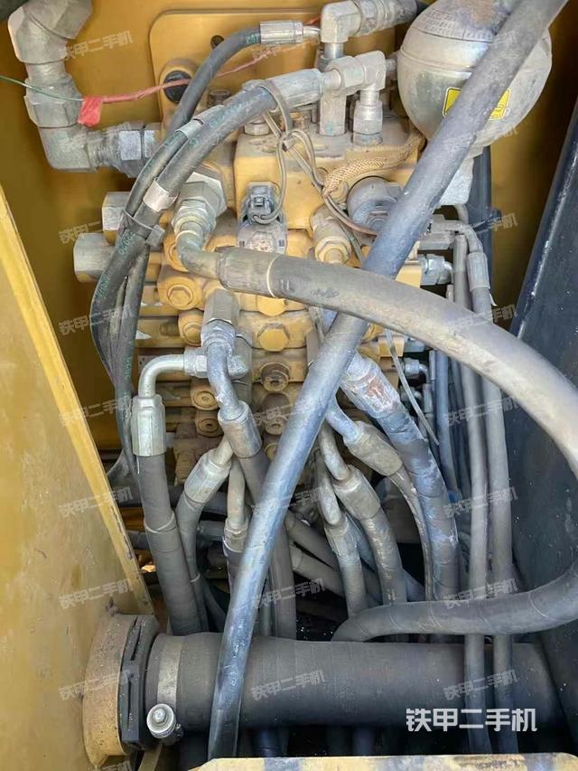 回轉(zhuǎn)馬達(dá)和主控閥(整機外觀) 回轉(zhuǎn)馬達(dá)和主控閥(整機外觀)