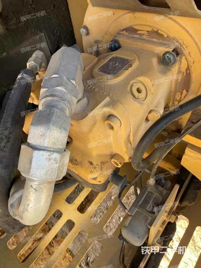 液壓泵艙室正面整體(整機外觀) 液壓泵艙室正面整體(整機外觀)