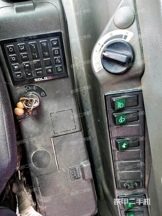 座椅左側(cè)控制臺(tái)/音響/含左手柄（駕駛室部分）