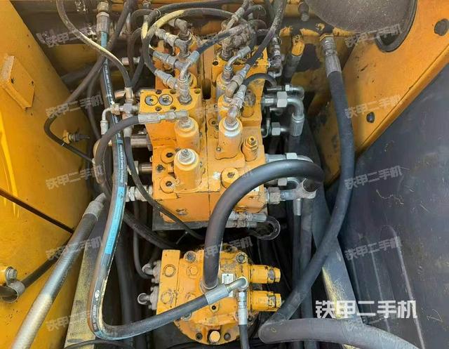 回转马达和主控阀（整机外观）