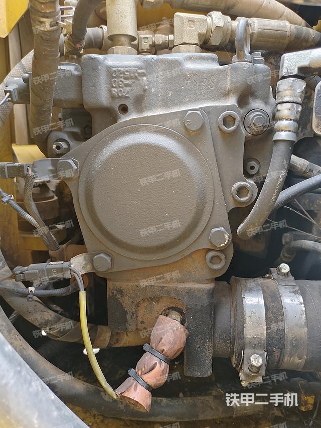 液压泵舱室正面整体（整机外观）