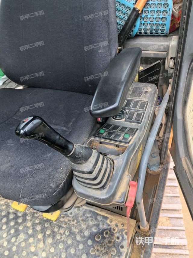 座椅右側(cè)控制臺(tái)/鑰匙門/油門/含右手柄（駕駛室部分）